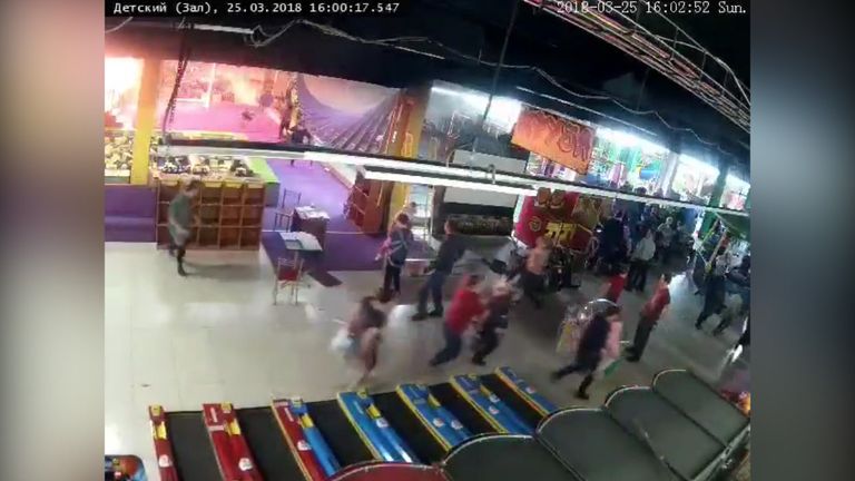 Паника и дым – камера наблюдения зафиксировала первые секунды пожара в Кемерово  