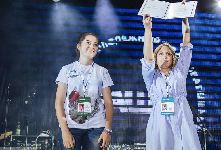 Победитель конкурса Послы Победы – 2017 Афият Алиева (слева) Победитель конкурса Послы Победы – 2017 Афият Алиева (слева)