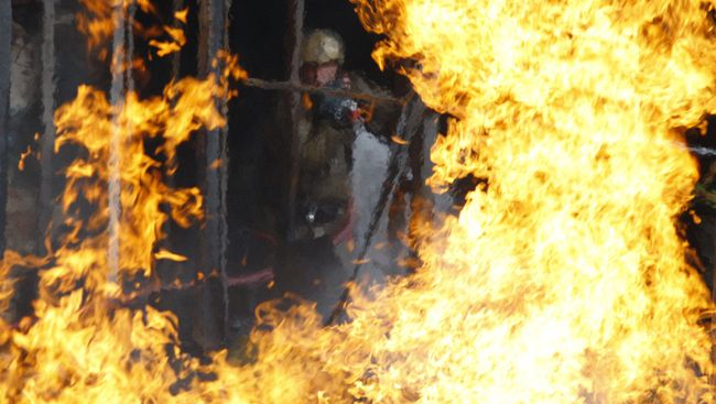 Пожар в здании на территории МАИ на севере Москвы локализован - МЧС