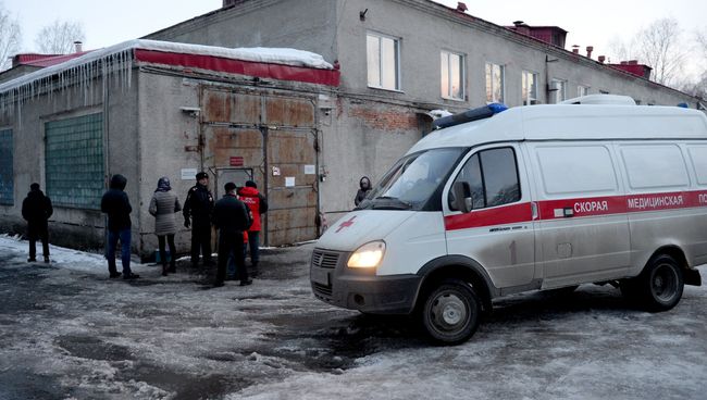 Автомобиль скорой помощи у здания Кемеровского областного бюро судебно-медицинской экспертизы, куда доставлены тела погибших при пожаре в ТЦ Зимняя вишня Автомобиль скорой помощи у здания Кемеровского областного бюро судебно-медицинской экспертизы, куда доставлены тела погибших при пожаре в ТЦ Зимняя вишня