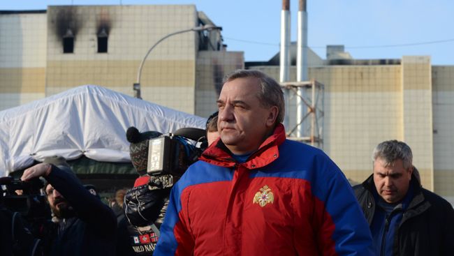 Министр МЧС РФ Владимир Пучков у здания ТЦ Зимняя вишня в Кемерово, где произошел пожар. Архивное фото