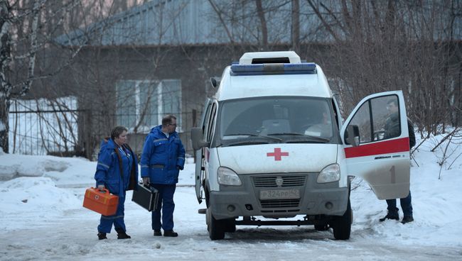 Автомобиль скорой помощи у здания Кемеровского областного бюро судебно-медицинской экспертизы Автомобиль скорой помощи у здания Кемеровского областного бюро судебно-медицинской экспертизы