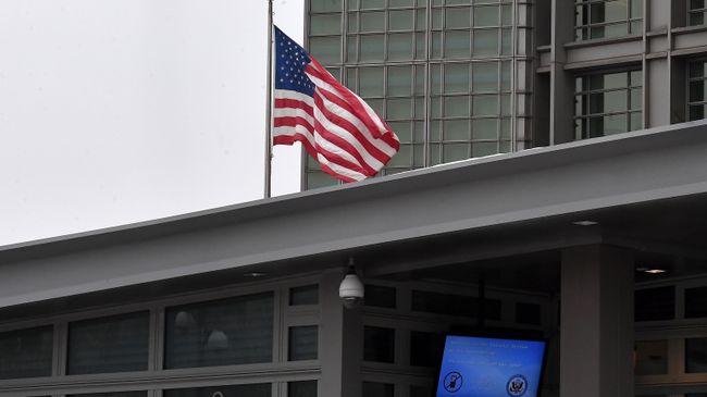 Флаг на здании посольства США в Большом Девятинском переулке в Москве Флаг на здании посольства США в Большом Девятинском переулке в Москве