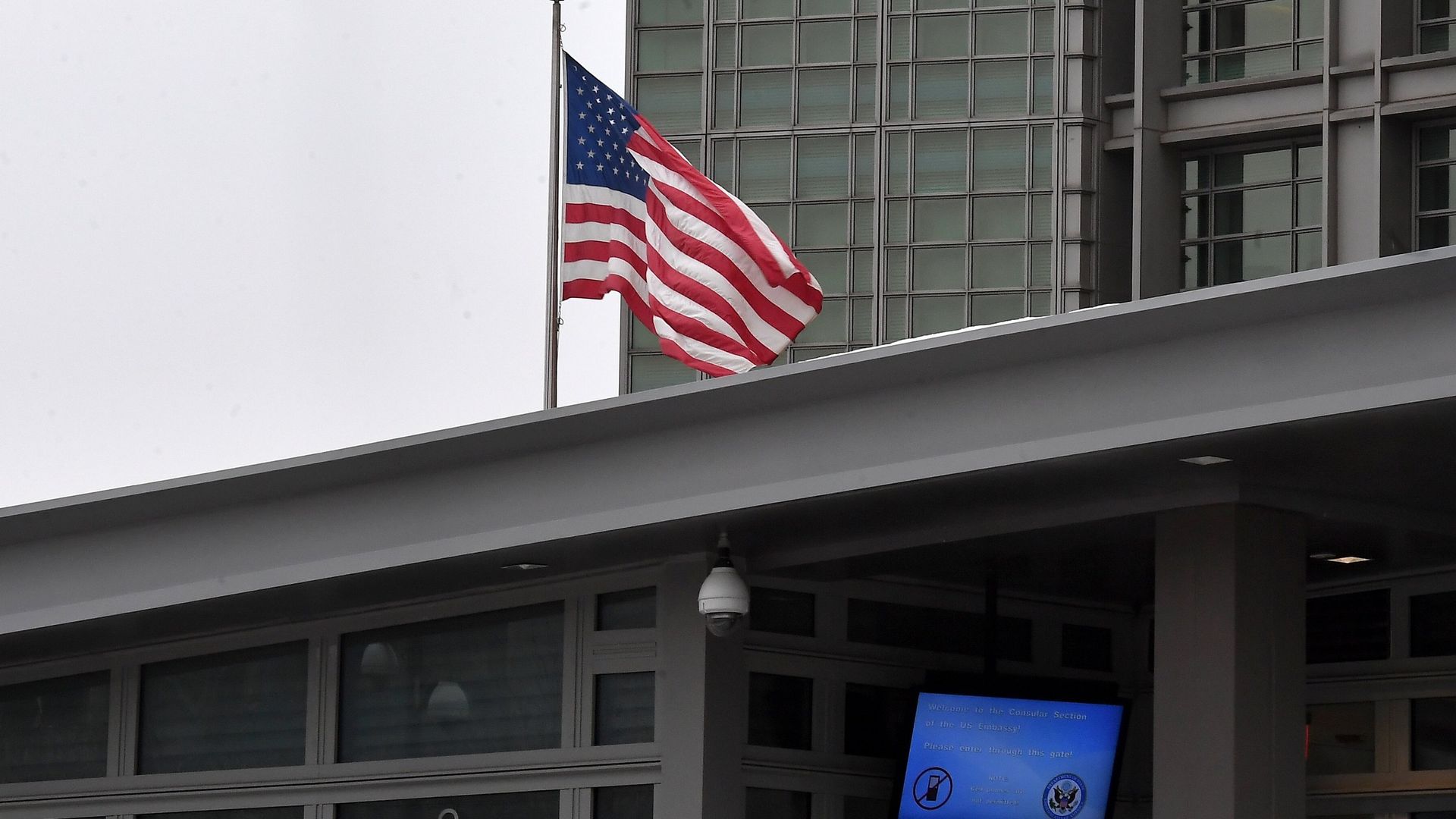 Флаг на здании посольства США в Большом Девятинском переулке в Москве - РИА Новости, 1920, 22.01.2021