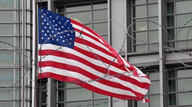 Флаг на здании посольства США в Большом Девятинском переулке в Москве Флаг на здании посольства США в Большом Девятинском переулке в Москве