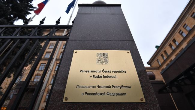 Вывеска у входа в здание посольства Чехии на улице Юлиуса Фучика в Москве Вывеска у входа в здание посольства Чехии на улице Юлиуса Фучика в Москве
