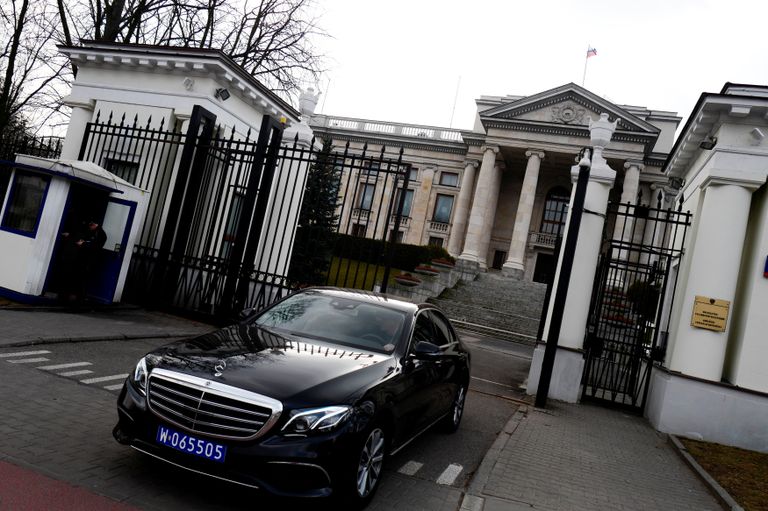 Автомобиль выезжает с территории посольства России в Варшаве. 26 марта 2018 Автомобиль выезжает с территории посольства России в Варшаве. 26 марта 2018