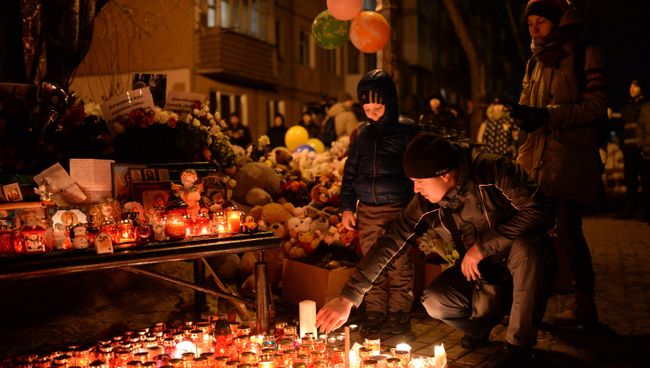 Жители зажигают свечи в память о погибших при пожаре в торговом центре Зимняя вишня в Кемерово Жители зажигают свечи в память о погибших при пожаре в торговом центре Зимняя вишня в Кемерово