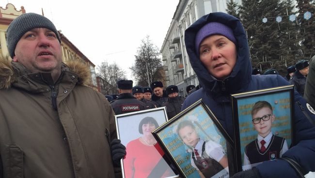 Сергей и Наталья Агарковы, потерявшие в пожаре в ТЦ в Кемерово обоих детей и мать Сергея Сергей и Наталья Агарковы, потерявшие в пожаре в ТЦ в Кемерово обоих детей и мать Сергея
