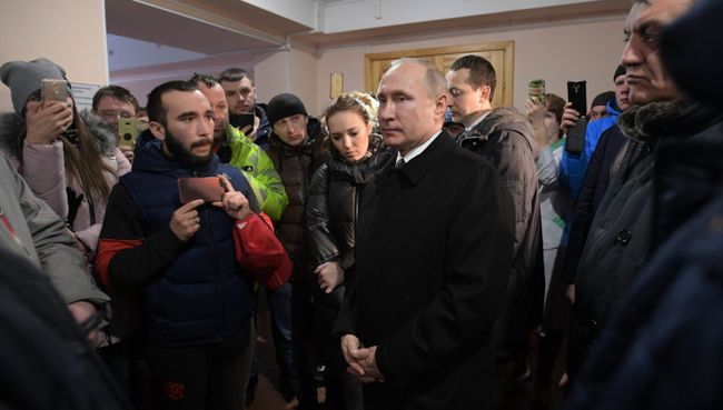 Владимир Путин в во время встречи с жителями Кемерова и родственниками пропавших без вести во время пожара в торгово-развлекательном центре Зимняя вишняв ТЦ Зимняя вишня. 27 марта 2018