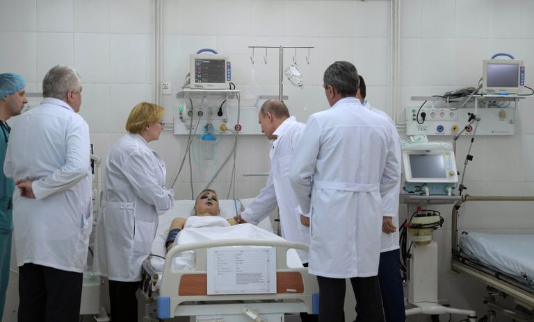 Президент РФ Владимир Путин во время посещения больницы, где находятся пострадавшие при пожаре в торговом центре Зимняя вишня в Кемерово