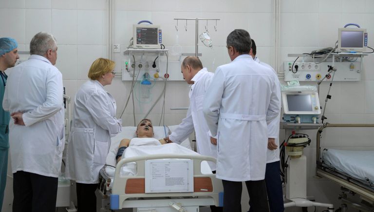 Президент РФ Владимир Путин во время посещения больницы, где находятся пострадавшие при пожаре в торговом центре Зимняя вишня в Кемерово Президент РФ Владимир Путин во время посещения больницы, где находятся пострадавшие при пожаре в торговом центре Зимняя вишня в Кемерово