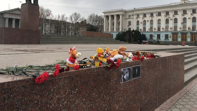 Крымчане несут цветы и игрушки на площадь в Симферополе в память о погибших в Кемерово. 27 марта 2018 Крымчане несут цветы и игрушки на площадь в Симферополе в память о погибших в Кемерово. 27 марта 2018