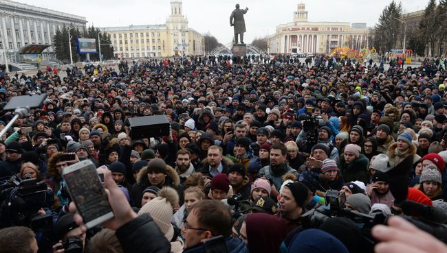 Участники стихийного митинга в память о жертвах пожара в ТЦ Зимняя вишня на площади Советов у здания администрации в Кемерово Участники стихийного митинга в память о жертвах пожара в ТЦ Зимняя вишня на площади Советов у здания администрации в Кемерово