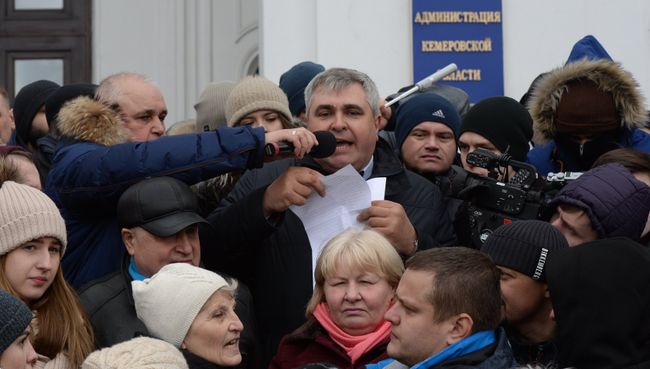 Сергей Цивилев и Владимир Чернов общаются с участниками митинга в память о жертвах пожара в торгово-развлекательном центре Зимняя вишня Сергей Цивилев и Владимир Чернов общаются с участниками митинга в память о жертвах пожара в торгово-развлекательном центре Зимняя вишня