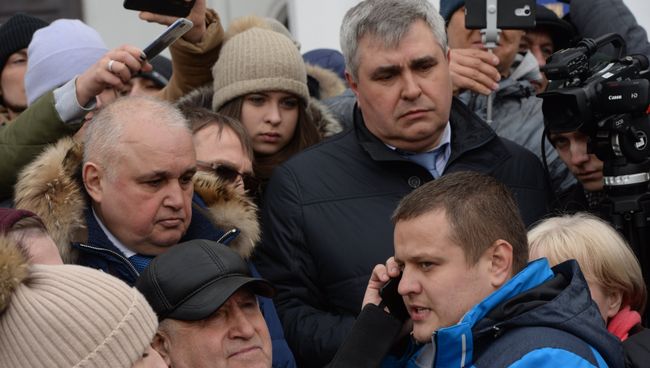 Вице-губернатор Кемеровской области Сергей Цивилев (слева), первый заместитель губернатора Кемеровской области Владимир Чернов (в центре) и бизнесмен Игорь Востриков (справа), у которого при пожаре в ТЦ Зимняя вишня погибли жена, сестра и трое детей, во время митинга в память о жертвах пожара в торгово-развлекательном центре «Зимняя вишня» на площади Советов у здания администрации в Кемерово. Архивное фото Вице-губернатор Кемеровской области Сергей Цивилев (слева), первый заместитель губернатора Кемеровской области Владимир Чернов (в центре) и бизнесмен Игорь Востриков (справа), у которого при пожаре в ТЦ Зимняя вишня погибли жена, сестра и трое детей, во время митинга в память о жертвах пожара в торгово-развлекательном центре «Зимняя вишня» на площади Советов у здания администрации в Кемерово. Архивное фото
