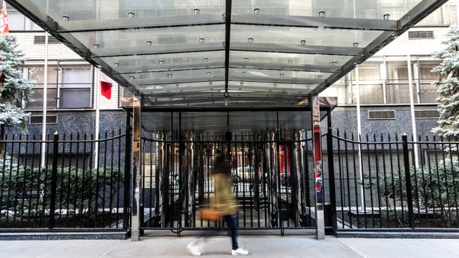 Вход в здание, в котором располагается постоянное представительство Российской Федерации при ООН в Нью-Йорке. Архивное фото Вход в здание, в котором располагается постоянное представительство Российской Федерации при ООН в Нью-Йорке. Архивное фото