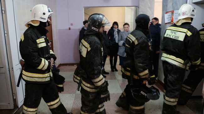 Сотрудники МЧС в оперативном штабе у ТЦ Зимняя вишня в Кемерово. 27 марта 2018. Архивное фото Сотрудники МЧС в оперативном штабе у ТЦ Зимняя вишня в Кемерово. 27 марта 2018. Архивное фото