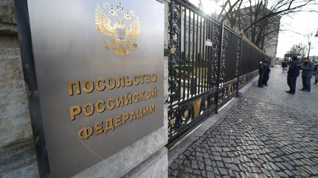Табличка посольства Российской Федерации в Берлине. Архивное фото Табличка посольства Российской Федерации в Берлине. Архивное фото