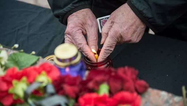 Возложение цветов и зажигание свеч у мемориала в память о погибших в ТЦ Зимняя вишня в Кемерово. Архивное фото Возложение цветов и зажигание свеч у мемориала в память о погибших в ТЦ Зимняя вишня в Кемерово. Архивное фото