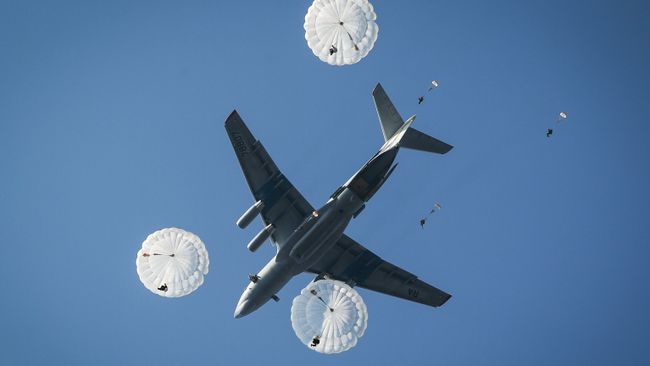 Десантирование из самолета Ил-76МД во время совместных российско-египетских тактических учений Десантирование из самолета Ил-76МД во время совместных российско-египетских тактических учений