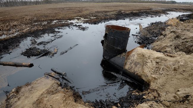 Фильтр для очистки загрязненной нефтью воды. Архивное фото Фильтр для очистки загрязненной нефтью воды. Архивное фото
