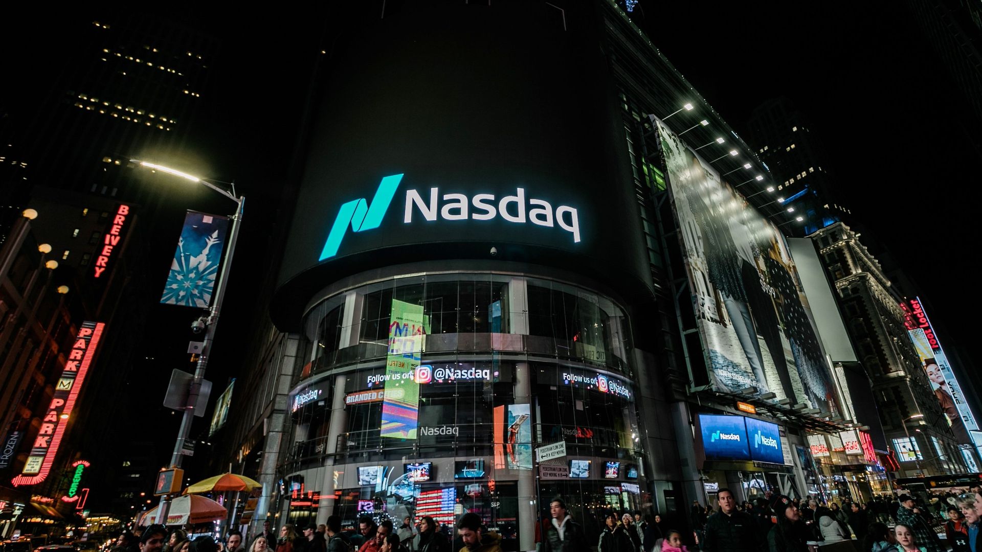 Здание американской биржи NASDAQ в Нью-Йорке Здание американской биржи NASDAQ в Нью-Йорке - РИА Новости, 1920, 27.10.2020