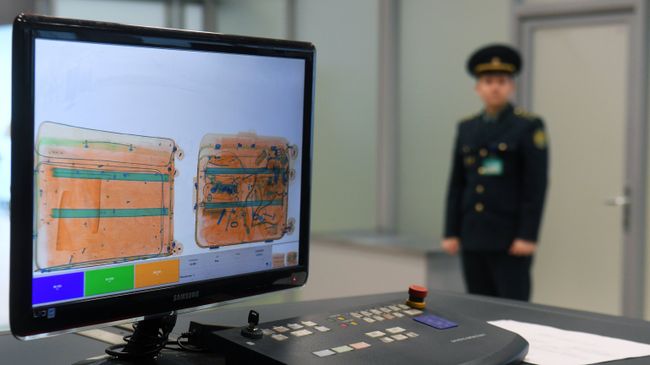 Монитор багажного сканера в зоне таможенного контроля международного аэропорта Казань Монитор багажного сканера в зоне таможенного контроля международного аэропорта Казань