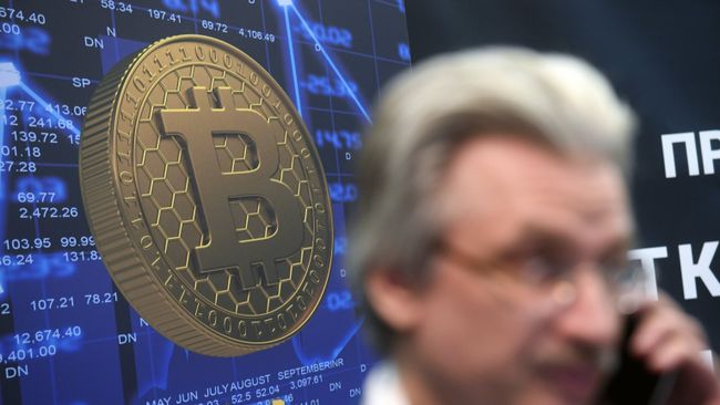 Логотип криптовалюты биткоин на экономическом блокчейн-форуме в Москве