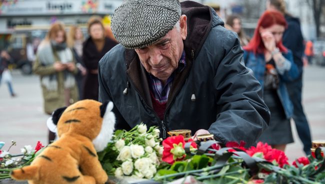 Жители Симферополя возлагают цветы у мемориала на площади Ленина в память о погибших в ТЦ Зимняя вишня в Кемерово Жители Симферополя возлагают цветы у мемориала на площади Ленина в память о погибших в ТЦ Зимняя вишня в Кемерово
