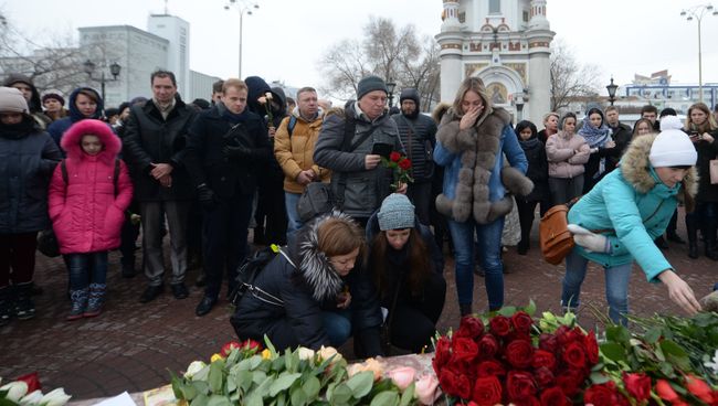 Траурный митинг на площади Труда в Екатеринбурге, посвященный погибшим при пожаре в торговом центре Зимняя вишня в Кемерово Траурный митинг на площади Труда в Екатеринбурге, посвященный погибшим при пожаре в торговом центре Зимняя вишня в Кемерово