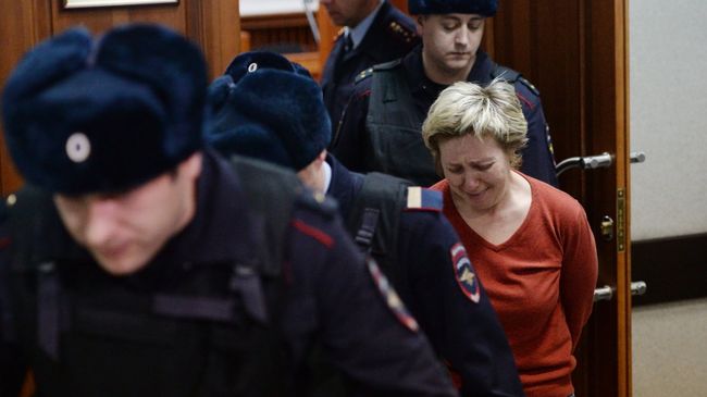 Генеральный директор торгового центра Зимняя вишня Надежда Судденок в Заводском районном суде в Кемерово. 27 марта 2018 Генеральный директор торгового центра Зимняя вишня Надежда Судденок в Заводском районном суде в Кемерово. 27 марта 2018