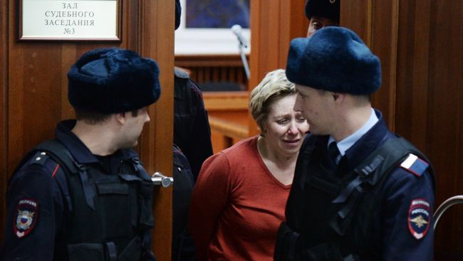 Генеральный директор торгового центра Зимняя вишня Надежда Судденок в Заводском районном суде в Кемерово. 27 марта 2018 Генеральный директор торгового центра Зимняя вишня Надежда Судденок в Заводском районном суде в Кемерово. 27 марта 2018
