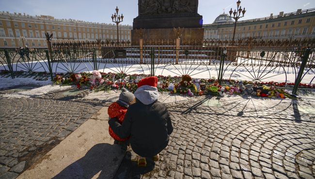 Мемориал на Дворцовой площади в Санкт-Петербурге в память о погибших в ТЦ Зимняя вишня в Кемерово. Архивное фото Мемориал на Дворцовой площади в Санкт-Петербурге в память о погибших в ТЦ Зимняя вишня в Кемерово. Архивное фото