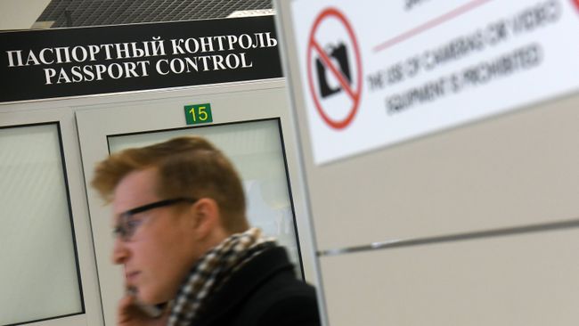 Зона паспортного контроля. Архивное фото Зона паспортного контроля. Архивное фото