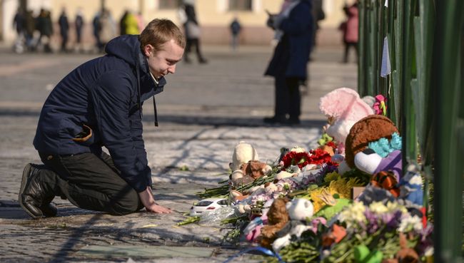 Мемориал на Дворцовой площади в Санкт-Петербурге в память о погибших в ТЦ Зимняя вишня в Кемерово Мемориал на Дворцовой площади в Санкт-Петербурге в память о погибших в ТЦ Зимняя вишня в Кемерово