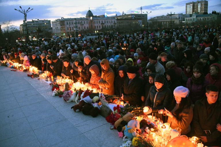 Участники акции на площади Ленина в Чите зажигают свечи в память о погибших при пожаре в торговом центре Зимняя вишня в Кемерово Участники акции на площади Ленина в Чите зажигают свечи в память о погибших при пожаре в торговом центре Зимняя вишня в Кемерово