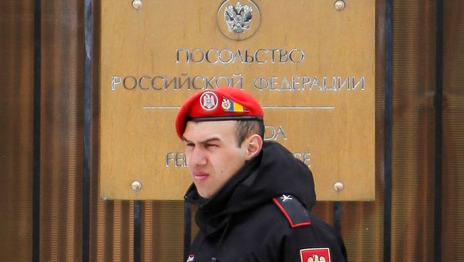 Полицейский у здания посольства РФ в Кишиневе. 27 марта 2018 Полицейский у здания посольства РФ в Кишиневе. 27 марта 2018