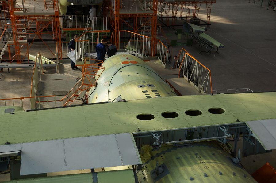 Сборка легкого многоцелевого военно-транспортного самолета Ил-112В в Воронеже