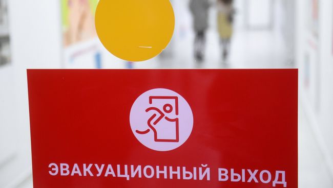 Стикер Эвакуационный выход на двери торгового центра