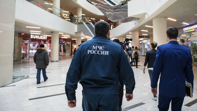 Сотрудники МЧС во время проверки пожарной безопасности в торговом центре. Архивное фото Сотрудники МЧС во время проверки пожарной безопасности в торговом центре. Архивное фото