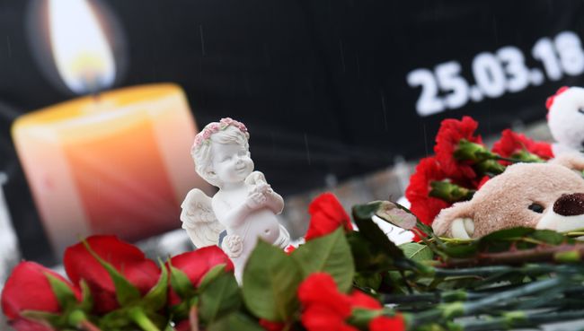 Мемориал в память по погибшим в Кемерово в Ленинском садике в Казани
