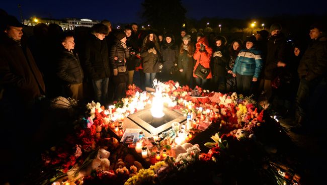 Участники акции у мемориала на Марсовом поле в Санкт-Петербурге в память о погибших в ТЦ Зимняя вишня в Кемерово. Архивное фото Участники акции у мемориала на Марсовом поле в Санкт-Петербурге в память о погибших в ТЦ Зимняя вишня в Кемерово. Архивное фото