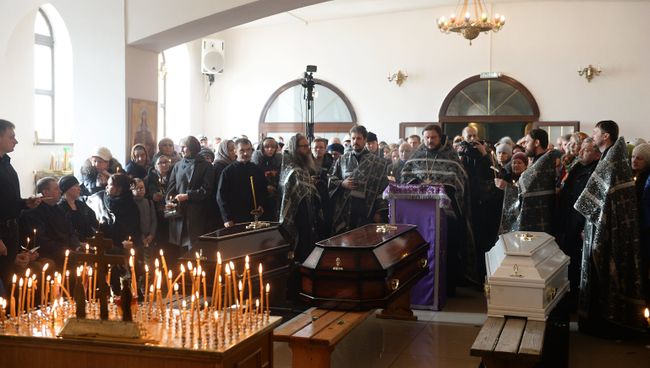 Горожане на панихиде в память о жертвах пожара в торгово-развлекательном центре «Зимняя вишня» в храме Святой Троицы в Кемерово. 28 марта 2018 Горожане на панихиде в память о жертвах пожара в торгово-развлекательном центре «Зимняя вишня» в храме Святой Троицы в Кемерово. 28 марта 2018