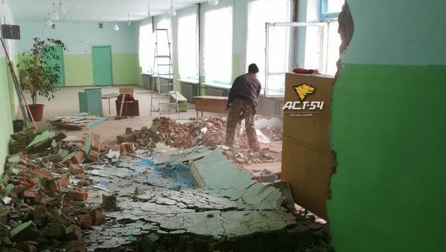 Обрушение стены в школе в селе Бобровка Новосибирской области Обрушение стены в школе в селе Бобровка Новосибирской области