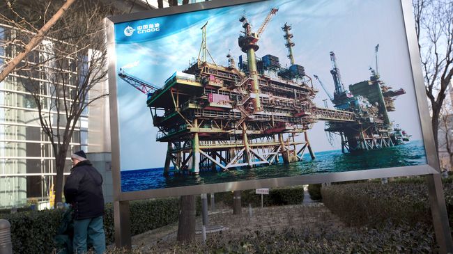 Баннер с изображением китайской нефтяной платформы компании CNOOC в Пекине. Архивное фото Баннер с изображением китайской нефтяной платформы компании CNOOC в Пекине. Архивное фото