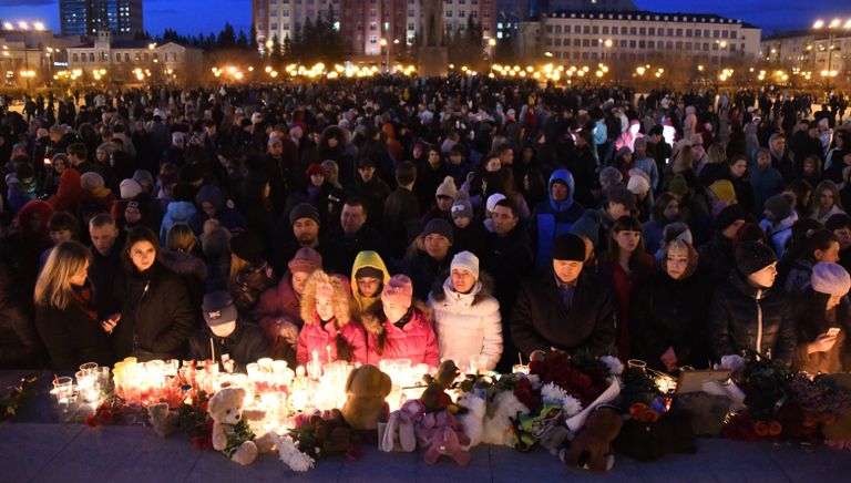 Участники акции на площади Ленина в Чите зажигают свечи в память о погибших при пожаре в торговом центре Зимняя вишня в Кемерово Участники акции на площади Ленина в Чите зажигают свечи в память о погибших при пожаре в торговом центре Зимняя вишня в Кемерово