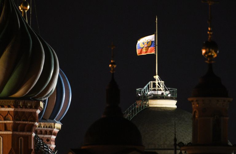 Штандарт президента РФ над зданием Сената в Московском Кремле, приспущенный в память о погибших при пожаре в торговом центре «Зимняя вишня» в Кемерово Штандарт президента РФ над зданием Сената в Московском Кремле, приспущенный в память о погибших при пожаре в торговом центре «Зимняя вишня» в Кемерово