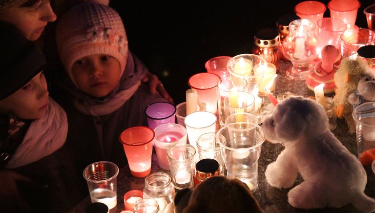 Участники акции на площади Ленина в Чите зажигают свечи в память о погибших при пожаре в торговом центре Зимняя вишня в Кемерово Участники акции на площади Ленина в Чите зажигают свечи в память о погибших при пожаре в торговом центре Зимняя вишня в Кемерово
