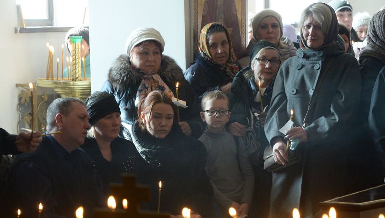 Горожане на панихиде в память о жертвах пожара в торгово-развлекательном центре «Зимняя вишня» в храме Святой Троицы в Кемерово Горожане на панихиде в память о жертвах пожара в торгово-развлекательном центре «Зимняя вишня» в храме Святой Троицы в Кемерово